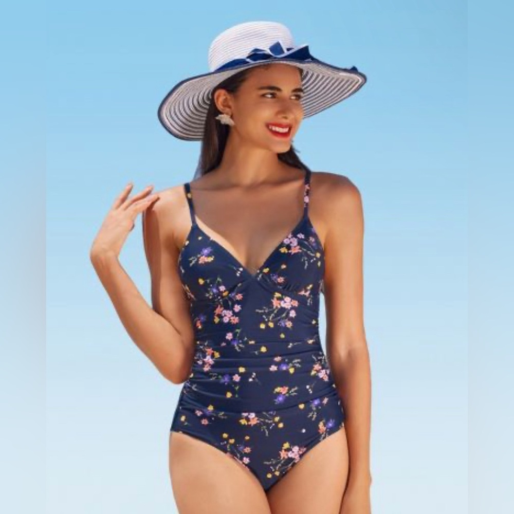 ☀️NWT Cupshe Floral V Neck One Piece Swimsuit L